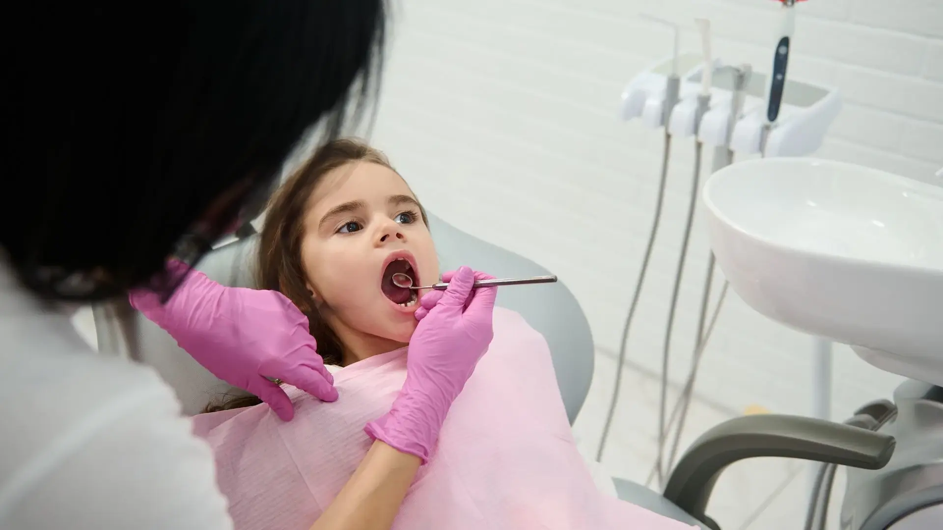 Dziecko, dziewczynka na fotelu u dentysty