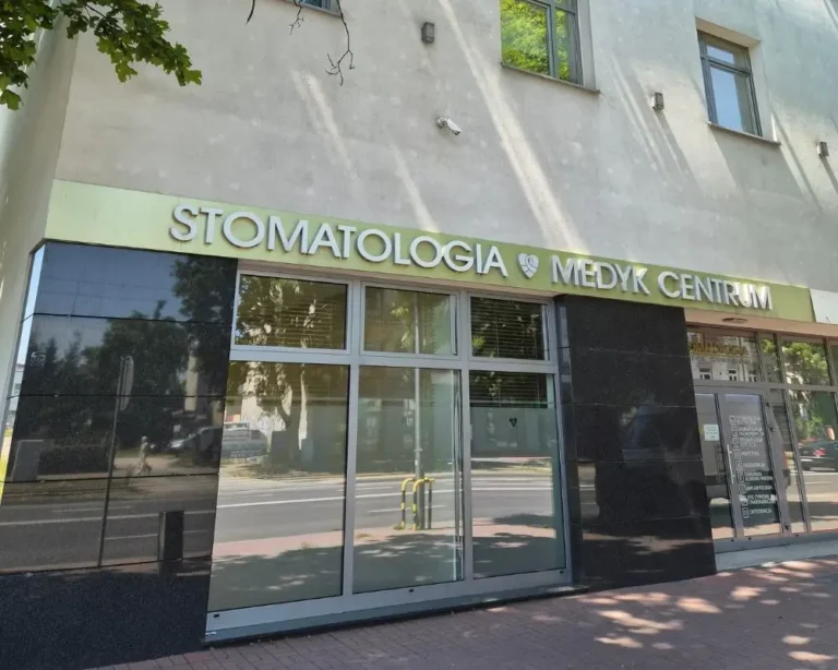 Widok z zewnątrz na wejście do Stomatologii Medyk Centrum Częstochowa